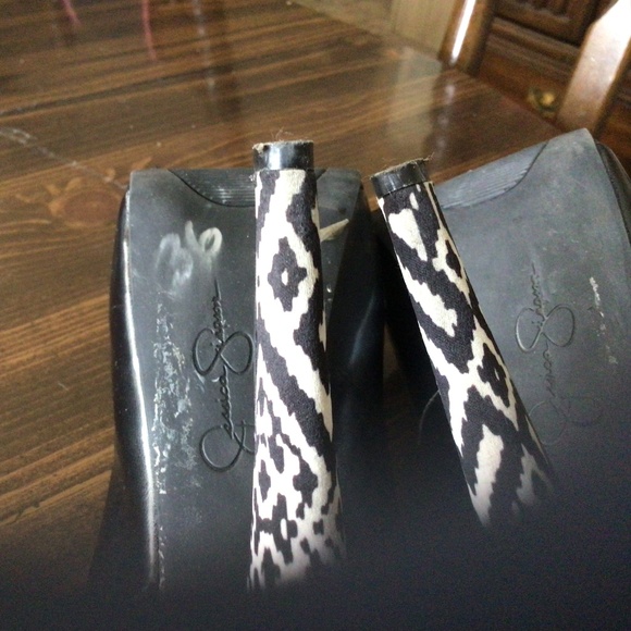 Preowned Black/White Jessica Simpson Peep toe 5’ high Size 7B - Picture 9 of 10